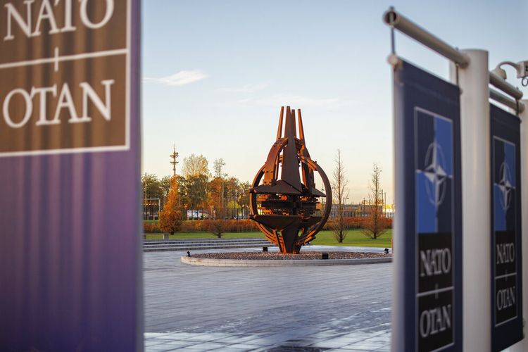 Sebuah patung digambarkan di luar markas NATO, Rabu, 16 November 2022 di Brussel.