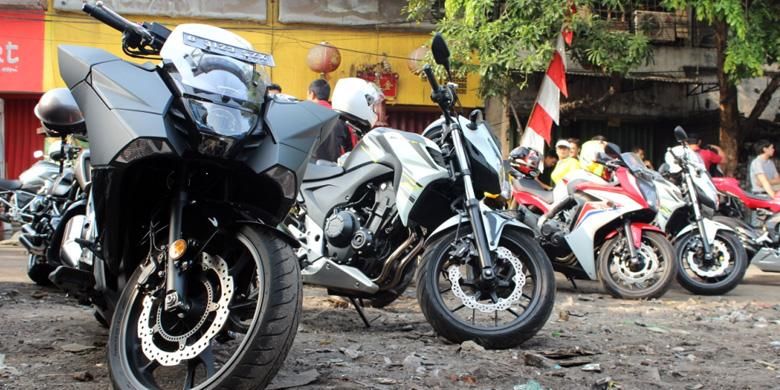 Pengguna biker besar Honda menyumbang bantuan di Penjaringan, Jakarta Utara.