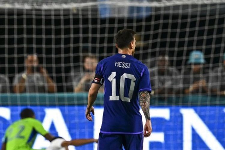 Lionel Messi dalam pertandingan Argentina vs Honduras dihelat di Stadion Hard Rock, Miami, Florida, Amerika Serikat, Sabtu (24/9/2022) pagi WIB. (Photo by CHANDAN KHANNA / AFP)