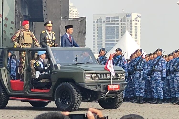 Presiden Joko Widodo memeriksa kesiapan pasukan TNI dalam kegiatan HUT ke-79 TNI di Lapangan Silang Monas, Jakarta, Sabtu (5/10/2024).