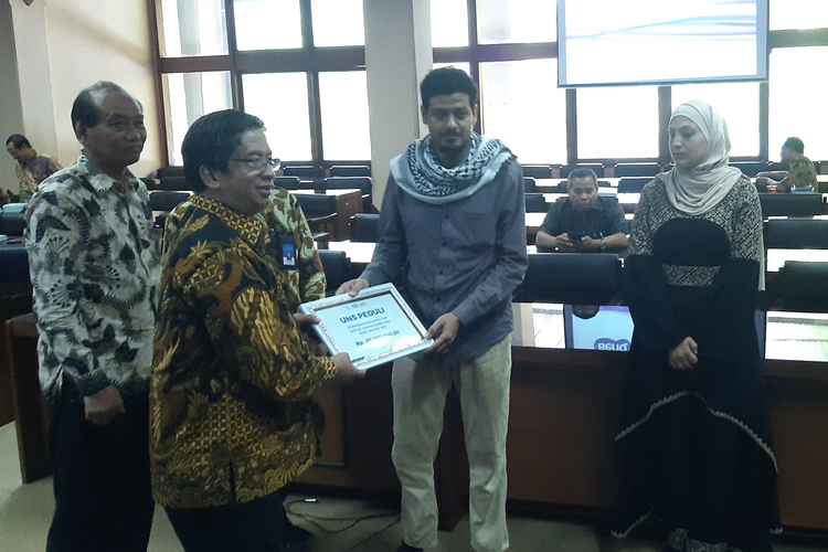 Rektor UNS Solo Jamal Wiwoho menyerahkan bantuan pendidikan kepada mahasiswa asal Palestina di ruang sidang 2 gedung pusat dr Prakosa UNS, Kamis (23/11/2023).