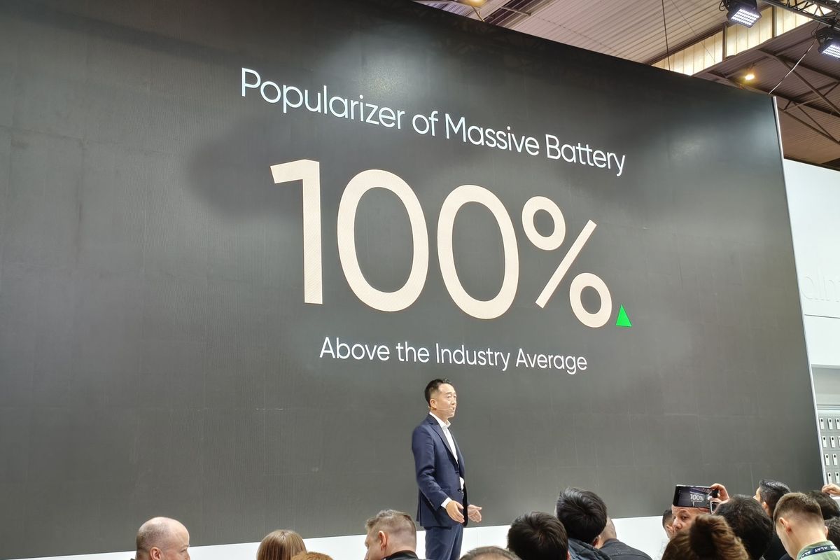 Head of Realme Europe, Jason Guo memaparkan strategi untuk membuat ponsel dengan baterai yang lebih besar dari ponsel pada umumnya di booth Realme di MWC 2025, Senin (3/3/2025).