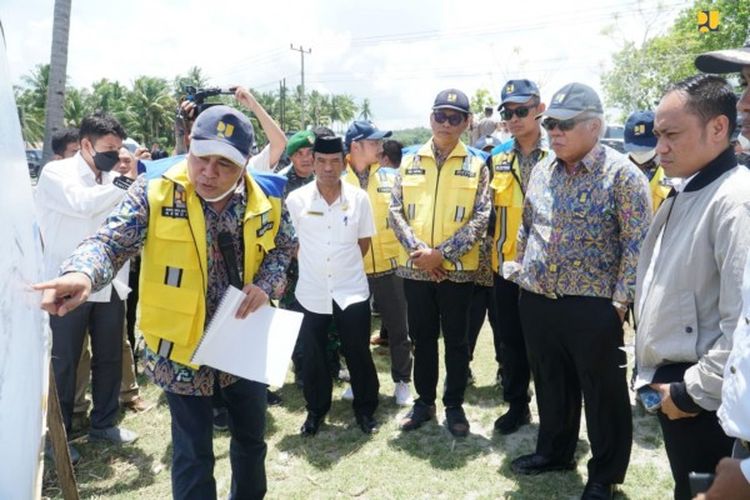 Menteri PUPR Basuki Hadimuljono saat mengunjungi lokasi rencana pembangunan pengaman Pantai Tondowolio dan Pantai Konaweha di Kabupaten Kolaka, Provinsi Sulawesi Tenggara (Sultra) pada Rabu (8/3/2023).