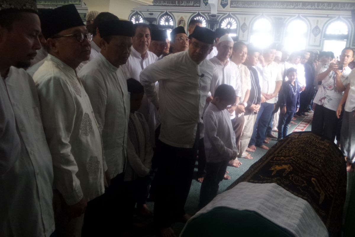 Sejumlah tokoh menghadiri penyolatan adik Anies Baswedan, Ridwan Rasyid Baswedan di Masjid Agung Al-Azhar, Jakarta Selatan, Sabtu (27/5/2017)