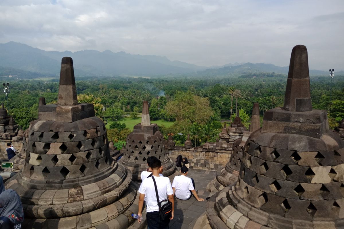 Candi Borobudur, Magelang, Jawa Tengah difoto tingkatan stupa ke dua, saat dipenuhi wisatawan di musim liburan sekolah, Sabtu (10/3/2018).