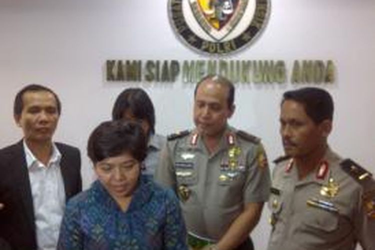 Ketua Komnas HAM Siti Noorlaila, saat mendatangi Pusat Laboratorium Forensik Mabes Polri, Senin (6/1/2014).