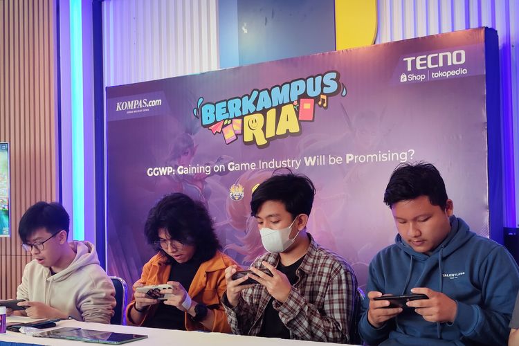 Tecno unjuk kebolehan ponsel Pova 6 Pro 5G melalui turnamen e-sports mini yang digelar di Ukrida, Kamis (29/8/2024). Semua peserta turnamen ini menggunakan Pova 6 Pro 5G. 