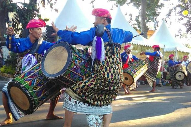 Musik tradisional Suku Sasak, Lombok ikut memeriahkan parade budaya NTB di Mataram, Kamis (18/8/2016). 