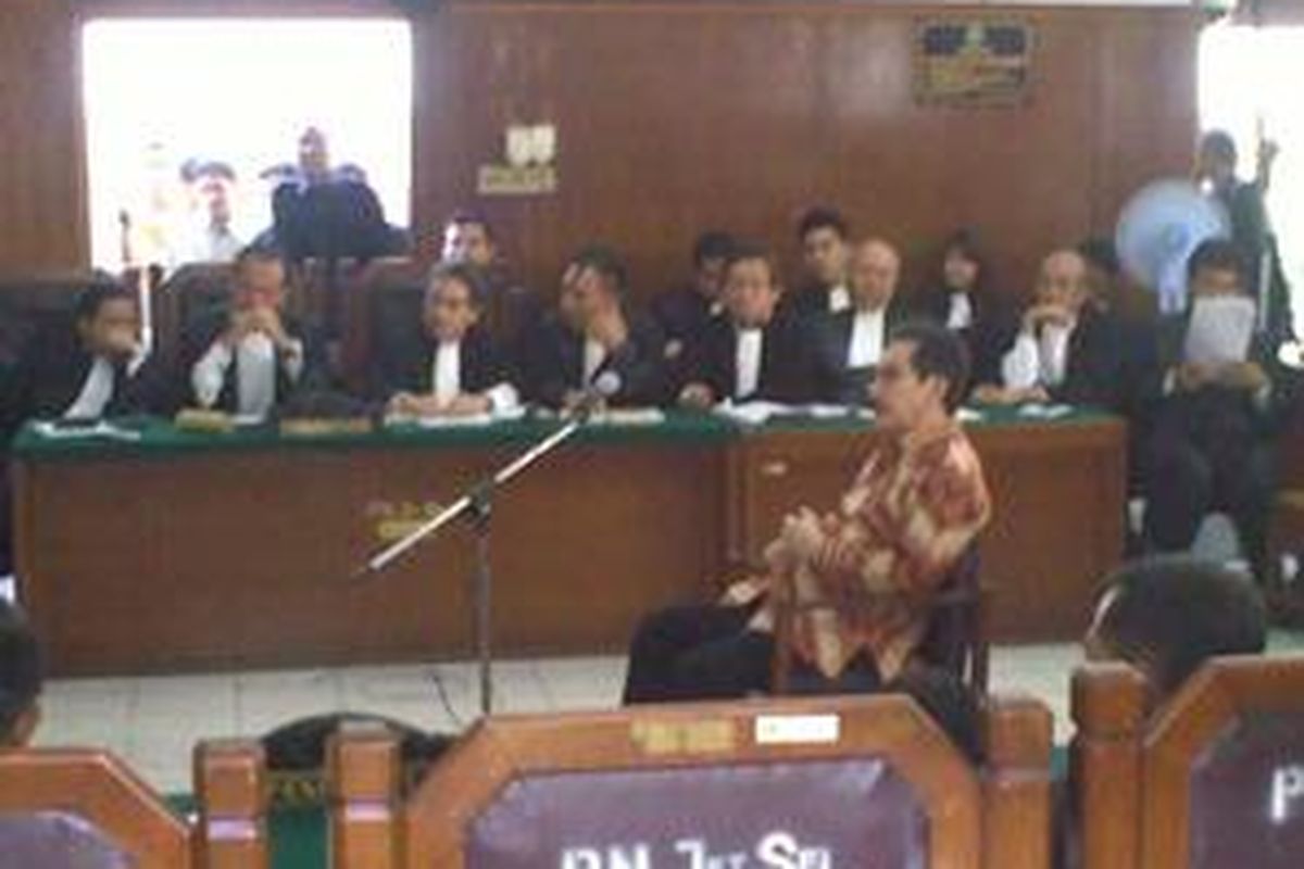 Antasari Azhar, terdakwa pembunuhan Nasrudin Zulkarnaen, sedang menjalani sidang, Kamis (29/10).