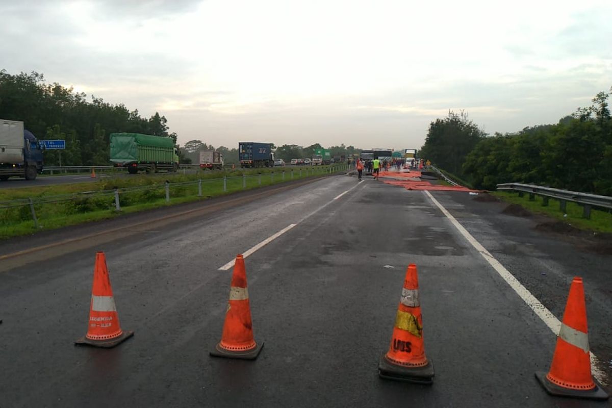 Jalan Tol Cipali mengalami amblas dan tidak bisa dilewati kendaraan (9/2/2021).