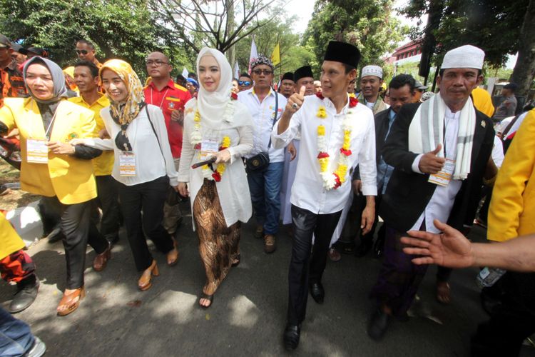 Pasangan bakal calon bupati Bogor Ade Ruhandi (kanan) dan Inggrid Kansil (kiri) bersama pendukungnya berjalan menuju KPUD Kabupaten Bogor, Cibinong, Bogor, Jawa Barat,Rabu (10/1/2018). Pasangan Ade Ruhandi dan Jaro Ade didukung Partai Golkar, PKS, Partai Demokrat, PAN, Partai Nasdem, PKPI, dan satu partai baru, yakni Partai Berkarya. Setelah melakukan deklarasi mereka langsung mendaftarkan diri ke KPUD Kabupaten Bogor. ANTARAFOTO/Yulius Satria Wijaya/aww/18.