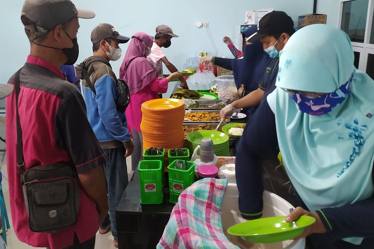 Warga mengantre untuk menikmati makan siang gratis seusai mengikuti vaksinasi Covid-19 di Rumah Makan Gratis Purwokerto, Kabupaten Banyumas, Jawa Tengah, Kamis (18/11/2021).