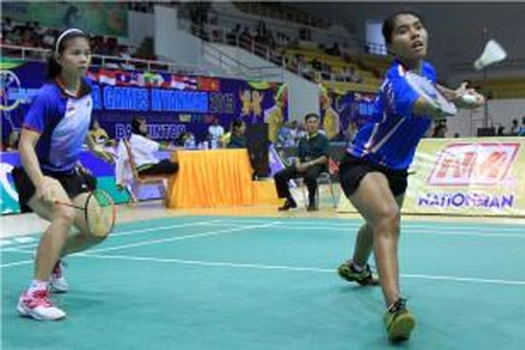 Ganda putri Indonesia, Nitya Krishinda Maheswari (kanan)/Greysia Polii mengembalikan serangan pada Thu Huyen Le/Nhu Thao Pham (Vietnam) pada babak perempat final SEA Games Myanmar 2013, di Nay Pyi Taw, Myanmar, Kamis, (12/12/2013).