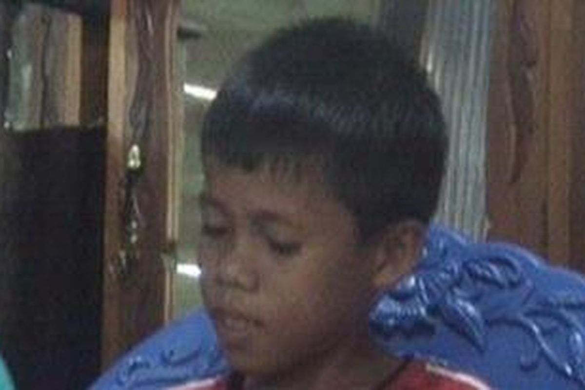 Lantaran tak punya akte kelahiran dan kedua orang tuanya tak bisa menunjukkan surat nikah yang sah, seorang bocah 10 tahu di Polewali Mandar ditolak bersekolah. Sang nenek yang cemas akan keterbelakangan pendidikan cucunya terpaksa luntang lantung mencari sekolah.