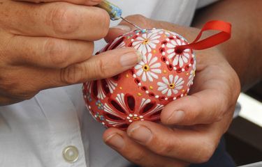 Ilustrasi melukis telur Paskah.