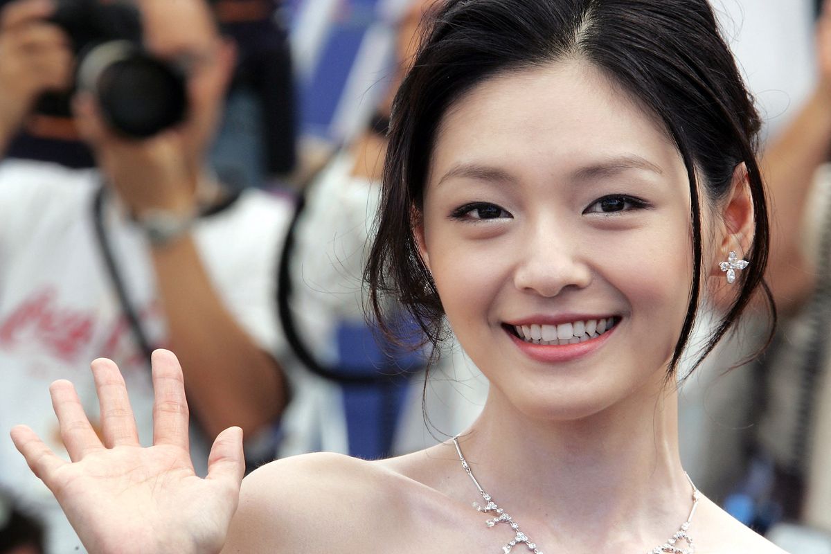 Aktris Taiwan Barbie Hsu saat menghadiri International Cannes Film Festival di Cannes, Perancis, 24 Mei 2006. Barbie Hsu meninggal pada Senin (3/2/2025) karena pneumonia.