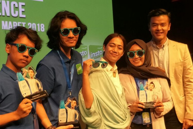 Nia Dinata bersama Dion Wiyoko dan tiga pemenang saat jumpa pers Film Mini Dokumenter Buka Mata, Buka Cerita di Plaza Senayan, Jakarta Pusat, Senin (12/3/2018).