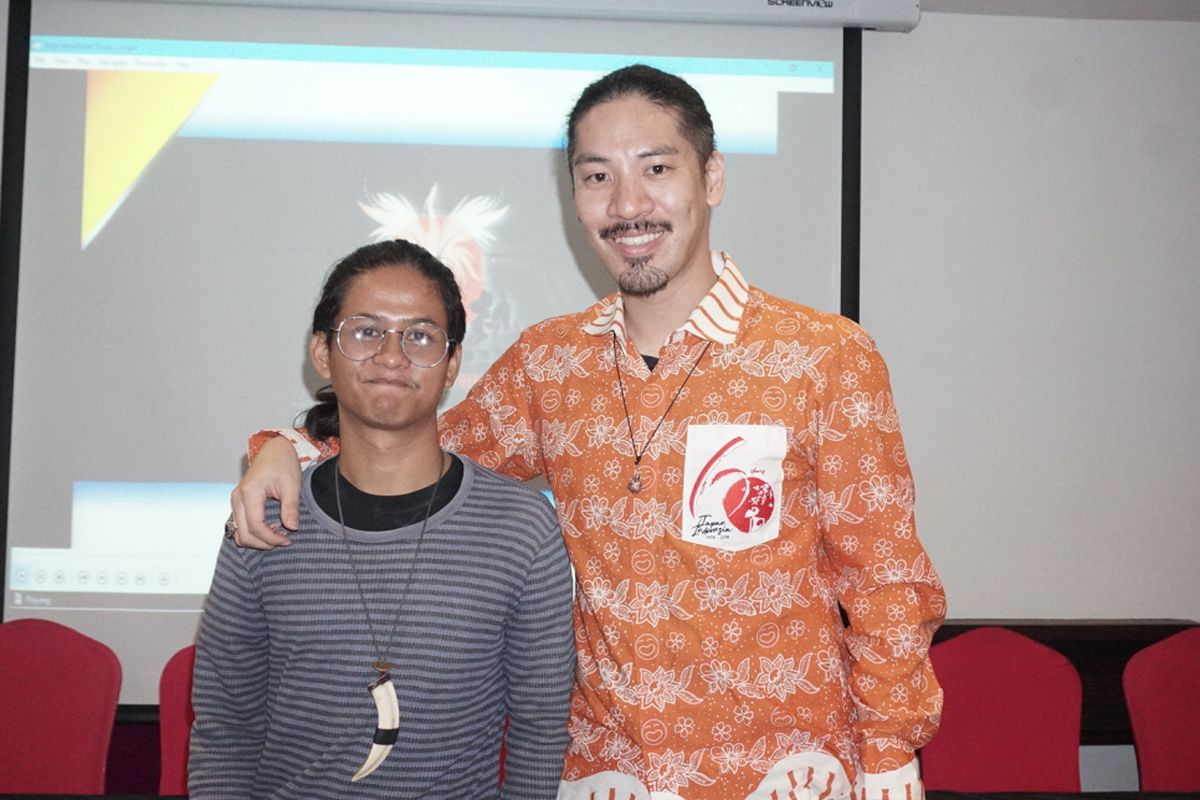 Penyanyi asal Jepang, Hiroaki Kato (kanan) dan Syarif Hidayat dalam jumpa pers Ennichisai 2018 yang digelar di Fave Hotel, Blok M, Jakarta Selatan, Sabtu (30/6/2018), 