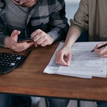 Ilustrasi mengatur keuangan bersama pasangan. 