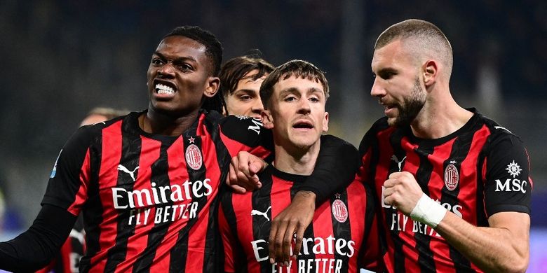 Alexis Saelemaekers (kiri) merayakan gol dengan Strahinja Pavlovic (kanan) dan Rafael Leao (kiri) dalam pertandingan sepak bola Serie A Liga Italia antara Parma vs AC Milan di Stadion Ennio Tardini di Parma, Italia utara, pada 8 November 2025. (Foto oleh Piero CRUCIATTI / AFP)