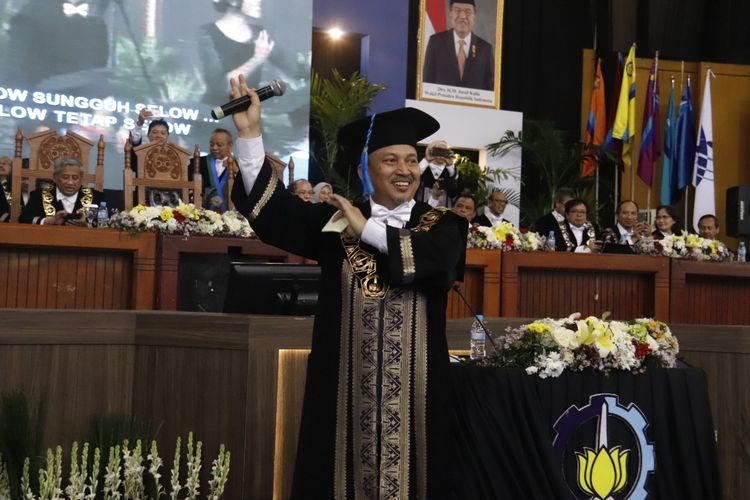 Pada perhelatan wisuda terakhirnya sebagai Rektor ITS, Prof Joni Hermana memberikan kejutan luar biasa, khususnya bagi wisudawan dan orangtua yang hadir dengan menyanyikan lagu Selow yang telah digubah liriknya (17/3/2019).