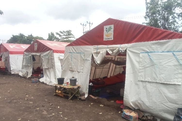 Kamp pengungsian korban erupsi Gunung Lewotobi Laki-laki di Desa Konga, Kecamatan Titehena, Kabupaten Flores Timur