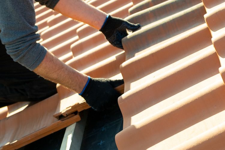 Ilustrasi genteng, mengganti genteng. 