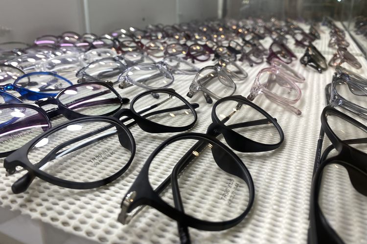 Toko Kacamata Yomi Jaya di Pasar Senen, Jakarta Pusat, pada Selasa (26/11/2024).
