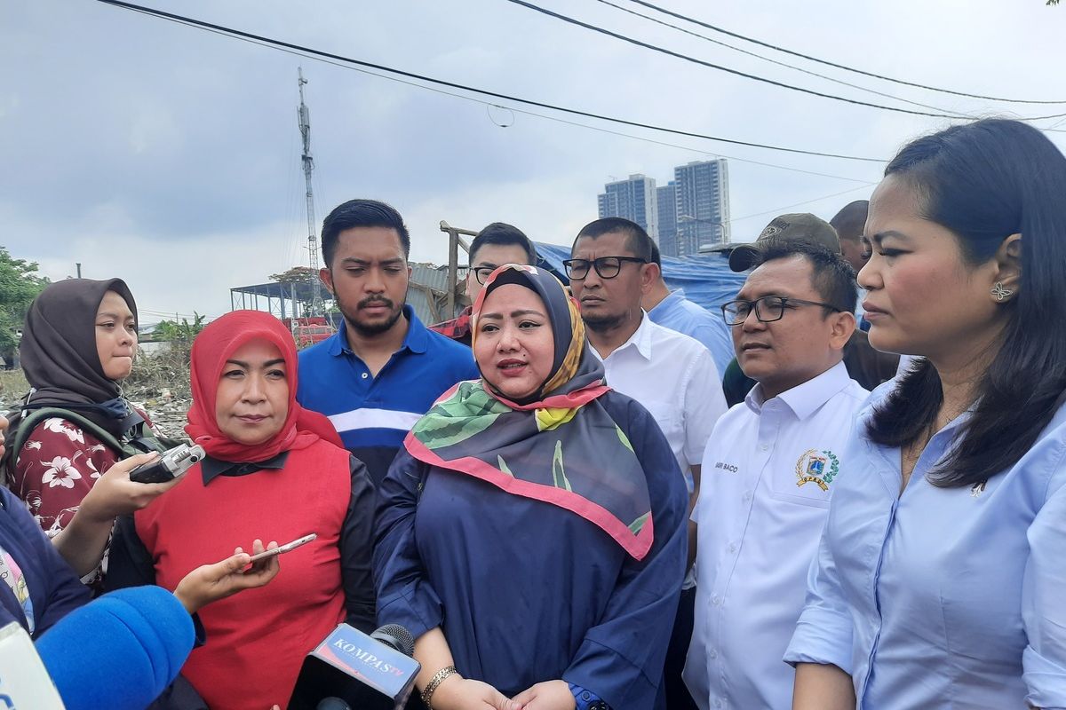 sejumlah anggota DPRD Ketua Fraksi PAN Lukmanul Hakim, Ketua Fraksi Golkar Basri Baco, Ketua Fraksi Gerindra Rani Mauliani, Ketua Fraksi PSI Idris Ahmad, Ketua Fraksi Demokrat Desie Christhyana, Ketua Fraksi Nasdem Wibi Andrino, dan anggota-anggota fraksi Anggara Wicitra, Anthony Winza, Wa Ode Herlina, dan Farazandi saat mengunjungi lokasi banjir di Semanan, Kalideres, Jakarta Barat, Selasa (7/1/2020)