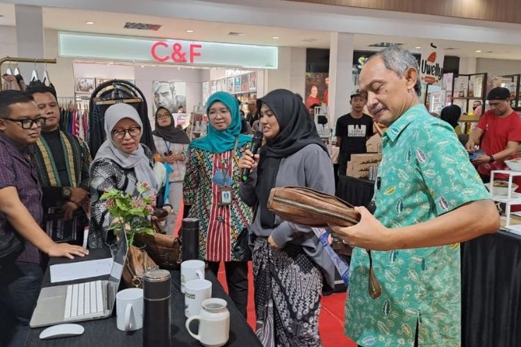 Kepala Dinas Koperasi UKM Kota Bandung, Atet Deni Handiman sedang melihat produk unggulan UMKM. 