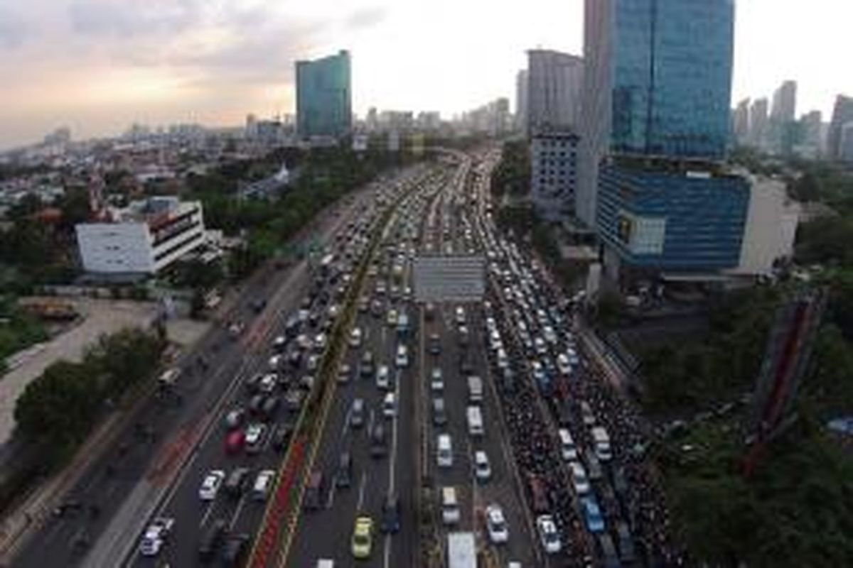 Kemacetan pada jam pulang kerja di Jalan Gatot Subroto, Kamis (24/7/2014). Puncak arus mudik kendaraan keluar dari Jakarta diperkirakan terjadi pada Jumat malam. KOMPAS IMAGES/KRISTIANTO PURNOMO-RODERICK ADRIAN MOZES