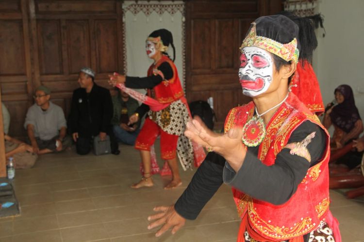 Tari Tradisional Jawa atau Punokawan yang dipentaskan warga Desa Wisata Pentingsari, Yogyakarta.