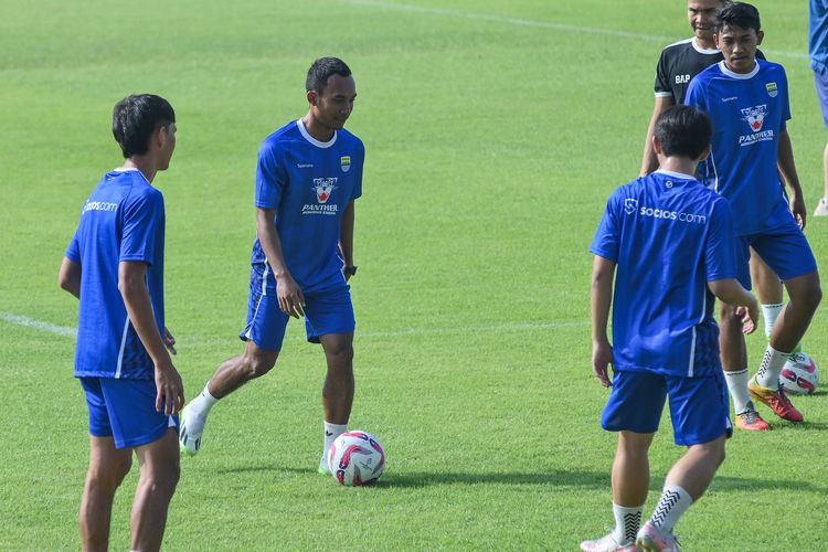 Gelandang Persib Robi Darwis kembali dari masa peminjaman, tengah menguasai bola dalam sesi latihan perdana tim Selasa (2/7/2024) di Stadion Sport Jabar, Arcamanik, pada masa pra musim Liga 1 2024-2025.