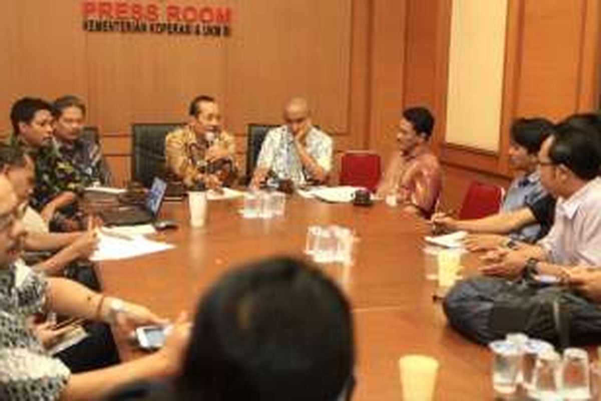 Deputi Pengawasan Kementerian Koperasi dan UKM (Kemenkop) Suparno (tengah) di Jakarta, Jumat (21/10/2016).