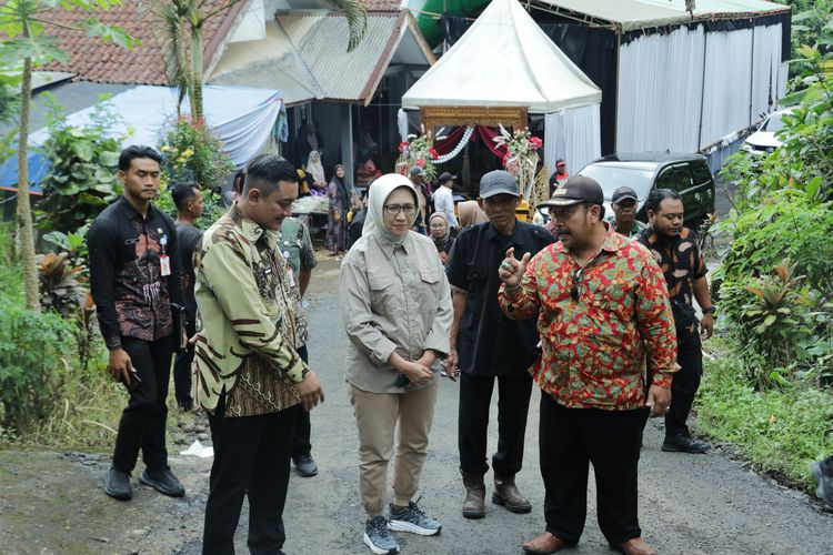 Bupati Lumajang Indah Amperawati meninjau pembangunan jembatan putus di Kecamatan Senduro, Kamis (30/10/2025).