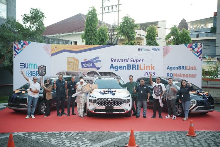 BRI memberikan hadiah 'Super AgenBRILink', yakni Zulhajji yang mendapatkan hadiah mobil Hyundai Santa Fe, serta Juwita Cell dan Doa Indah 2 mobil yang mendapatkan Hyundai Stargazer Rabu (20/3/2024).