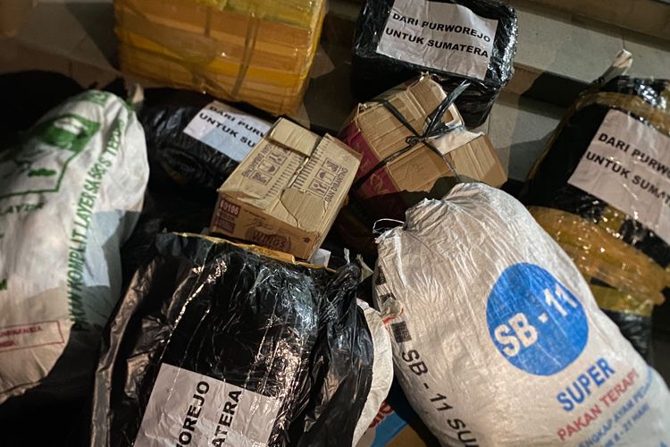 Viral, Foto Paket “Dari Purworejo untuk Sumatera” Diduga Ditemukan di Area Sampah UMP