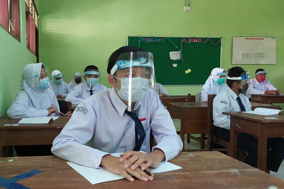 Hari pertama pembelajaran tatap muka di SMP Negeri 9 Purwokerto, Kabupaten Banyumas, Jawa Tengah, Senin(5/3/2021). 