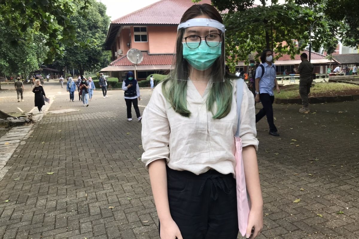 Rakita Nathania, siswi dari SMAK 5 Penabur, Kelapa Gading Jakarta menempuh UTBK SBMPTN 2020 di Gedung VII Fakultas Ilmu Pengetahuan Budaya Universitas Indonesia (FIB UI), Depok, Jakarta, Minggu (5/7/2020) pagi. Ia menggunakan face shield saat mengerjakan soal UTBK SBMPTN 2020 demi memproteksi diri dari penularan Covid-19.