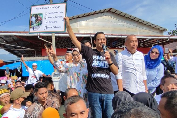 Calon presiden nomor urut satu Anies Baswedan kampanye di Pasar Kepuh Kuningan, Jawa Barat, Sabtu (9/12/2023)