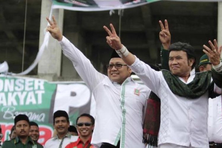 Ketua Umum Partai Kebangkitan Bangsa Muhaimin Iskandar bersama raja dangdut Rhoma Irama, menyapa para pendukung Partai PKB saat pembukaan kampaye perdana partai tersebut di halaman Gedung Islamic Center Lampeuneurut, Aceh Besar, 16 Maret 2014.