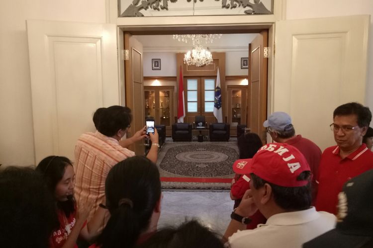 Ratusan wisatawan antusias memfoto, sambil mendengarkan cerita kebiasaan dan tradisi yang dilakukan Ahok di ruangan tersebut, dari tour guide, Sabtu (16/9/2017). Meeka sedang mengikuti tur Wisata Warisan Ahok, dari Jakarta Food Traveler.