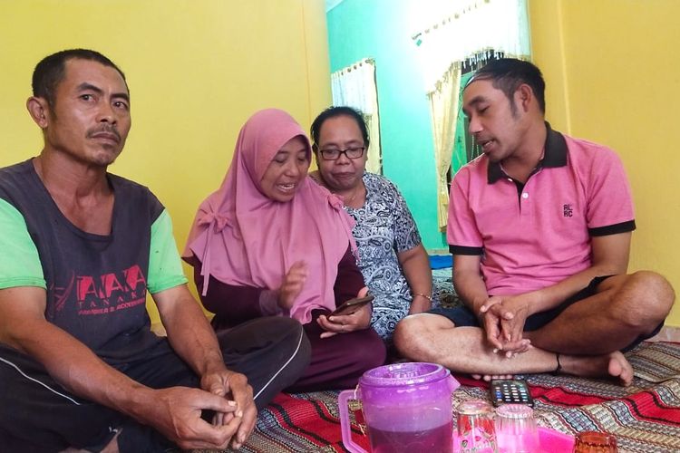 Keluarga Rendy hanya bisa meratapi jepergian Rendy setelah terkubur Pasir Semeru