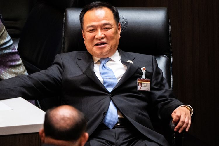 Pemimpin Partai Bhumjaithai, Anutin Charnvirakul, saat pemilihan perdana menteri baru Thailand di gedung parlemen, Bangkok, Jumat (5/9/2025). Anutin kini menjadi PM baru Thailand setelah meraup suara mayoritas. Perdana Menteri Thailand Bubarkan DPR untuk Mengembalikan Kekuasaan di Tangan Rakyat