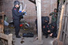 Polisi Evakuasi Benda Diduga Granat dari Kandang Sapi Milik Warga Situbondo