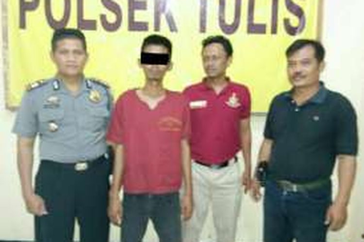 Aparat Polsek Tulis, Batang, Jawa Tengah, menangkap Bobi warga Kab Subang, Jawa Barat setelah buron 4 bulan yang terlibat kasus pencurian truk.