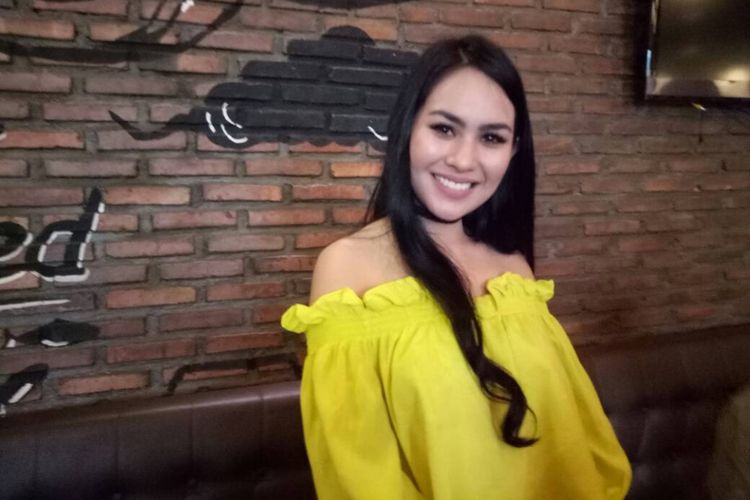 Kartika Putri diabadikan saat ditemui pada jumpa pers Program Ramadan Trans TV di kawasan Senopati, Jakarta Selatan, Selasa (23/5/2017).