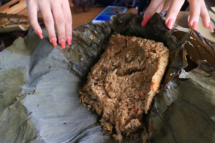 Nasi panggang daun lotus salah satu hidangan di Bebek Timbungan Restaurant