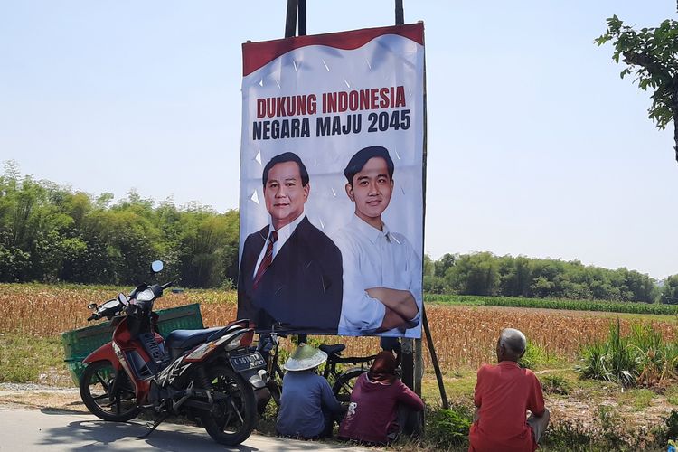 Baliho bergambar wajah Prabowo Subianto dan Gibran Rakabuming Raka di Jalan Raya Seso - Sayuran, Blora, Jawa Tengah, Kamis (21/9/2023)