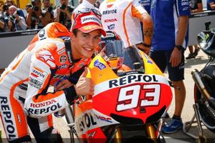 Pebalap Repsol Honda, Marc Marquez tersenyum ceria setelah meraih pole position dengan mencatat waktu tercepat pada sesi kualifikasi GP Jerman, di Sirkuit Sachsenring, Sabtu (13/7/2013).